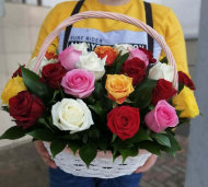 29 роз микс в корзине